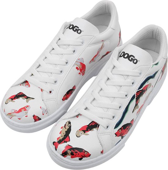 Paire de sneakers basses blanches avec un imprimé de poissons et de vagues bleu-vert.