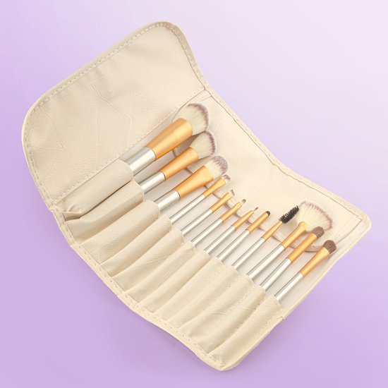 Set van 12 make-up kwasten in een open beige etui. Gouden en zilveren houders.