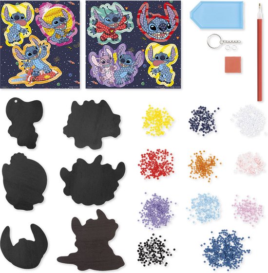 Pièces pour créer des magnets Stitch diamond painting : 6 pochoirs noirs, pots de strass colorés, porte-clés, stylo et plateau.