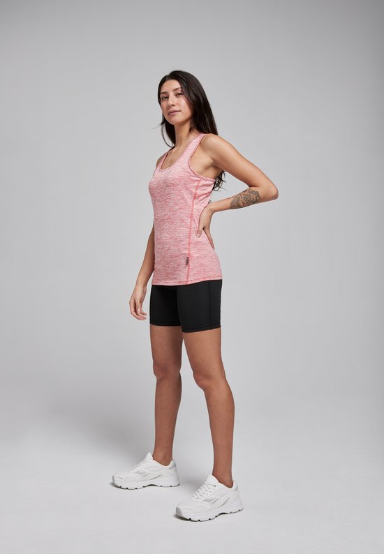 Model in roze gemêleerde sporttop, gedraaid naar de zijkant, met zwarte fietsbroek.