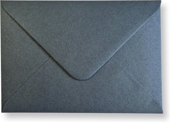 Platine zilveren envelop, gesloten, met glinsterende textuur, 16,2x11,4 cm.