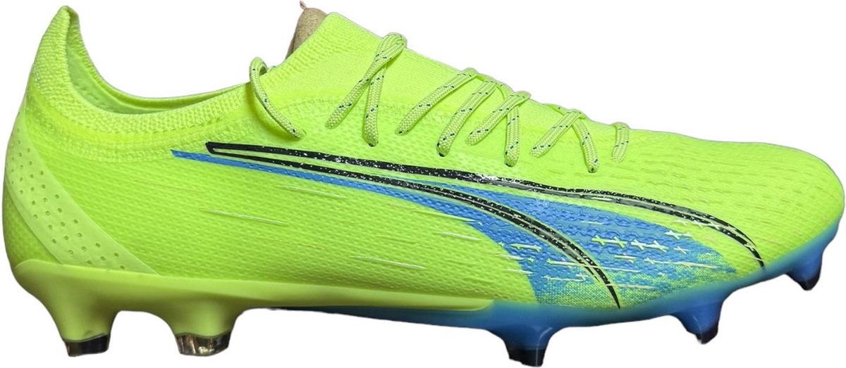 Puma Ultra Ultimate FG/AG voetbalschoen voor heren in felgeel met blauwe accenten, maat 45.