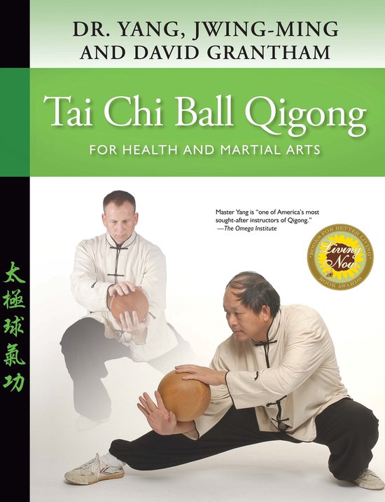 Tai Chi Ball Qigong boek met twee mannen in traditionele kleding die een bal vasthouden.