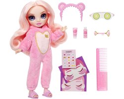foto van Rainbow High Junior High Pyjamaparty - 23 cm - Bella (roze) - Modepop