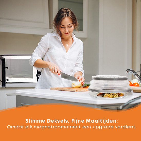 Une femme coupe un oignon dans une cuisine, avec un couvercle de micro-ondes gris pliable contenant de la nourriture posé sur le comptoir.