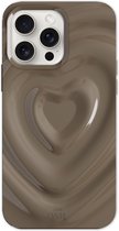 xoxo Wildhearts Biggest Love Brown telefoonhoesje - Geschikt voor iPhone 15 Pro - Heart case - Hoesje met hartjes patroon - Case met hart - telefoonhoesje met camera bumper - Bruin