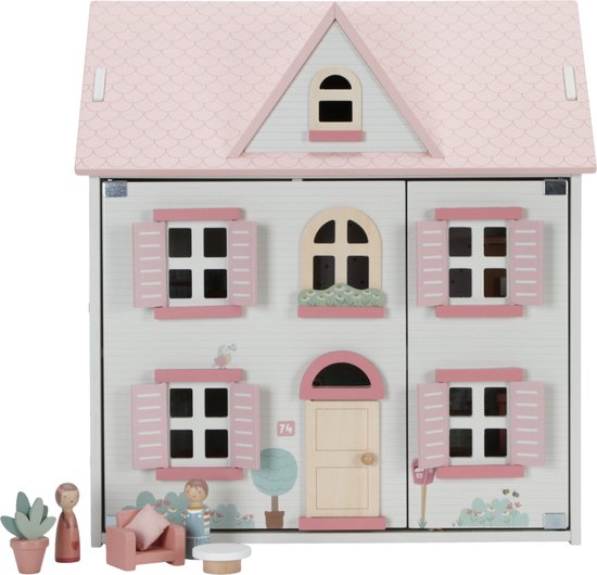 Gesloten houten poppenhuis met roze dak, gedecoreerde gevel met ramen en deuren. Poppetjes en meubels ernaast.