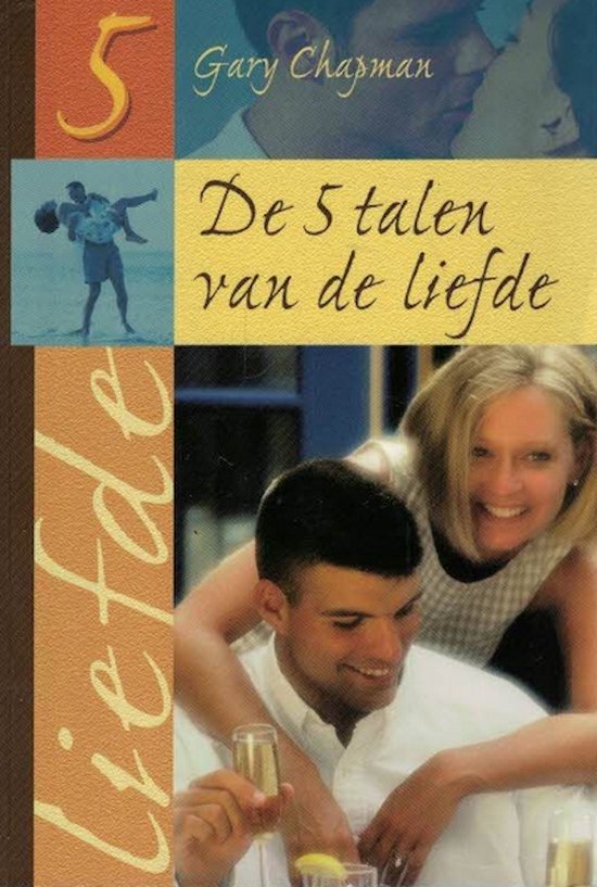 Stel lacht op de voorgrond, man draagt vrouw op zijn rug op achtergrond. Tekst 'De 5 talen van de liefde' en 'liefde'.