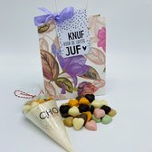 Cho-lala einde schooljaar cadeautje "KNUF voor de liefste JUF", chocolade cadeau, 60 gram chocolade hartjes, bedankt JUF