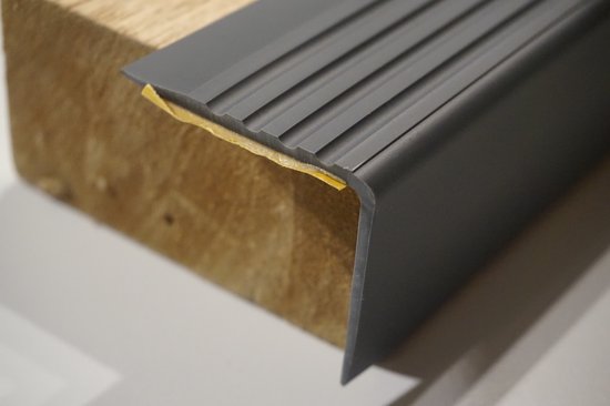 Anti-Slip Traprandprofiel - Zelfklevend PVC Profiel 1.1 Meter | Zwart 40x25 Mm