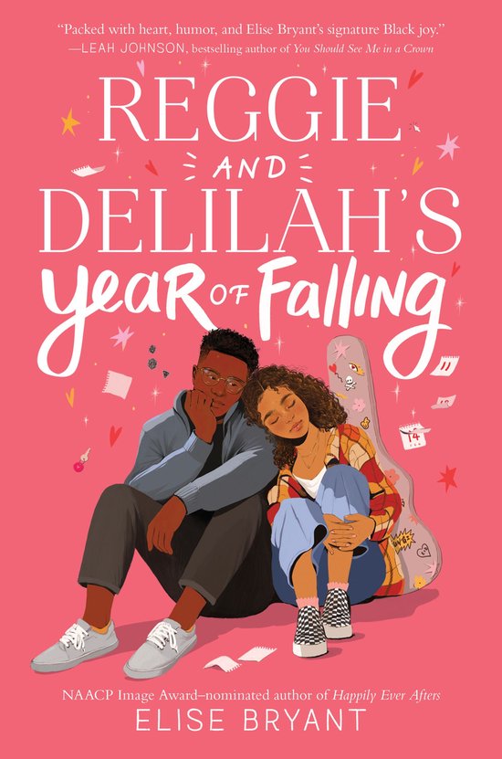 De cover van het boek 'Reggie and Delilah's Year of Falling' met een illustratie van een jong koppel, zittend tegen een roze achtergrond met sterren en confetti. Een gitaarkoffer met stickers staat naast hen.