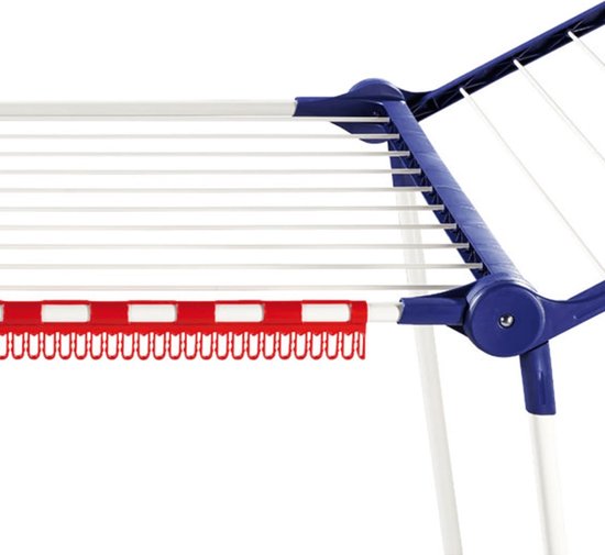 Blauw droogrek met witte lijnen en rode haken voor sokken.