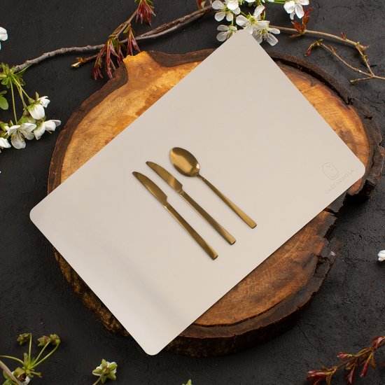 Offwhite placemat op een houten schijf met gouden bestek.