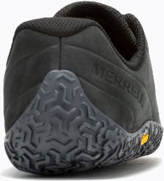 Achterkant van een zwarte Merrell Vapo Glove 6 LTR schoen met veters en Vibram zool.