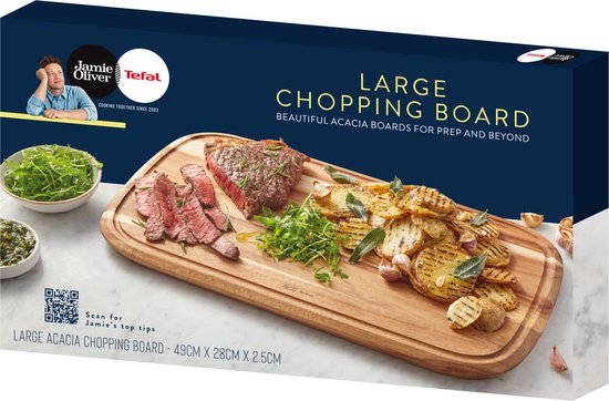Grote acaciahouten snijplank (49x28x2.5cm) met een sappige biefstuk, aardappelschijfjes en salade.