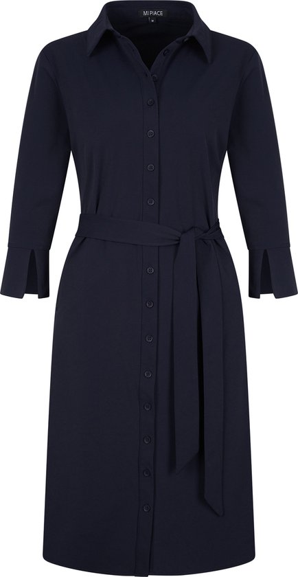 Robe bleu foncé à manches longues, boutons jusqu'à la taille et ceinture à nouer. Manches fendues.