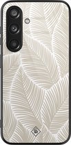 Casimoda® hoesje - Geschikt voor Samsung Galaxy S24 - Palmy Leaves Beige - Luxe Hard Case Zwart - Backcover telefoonhoesje - Bruin/beige