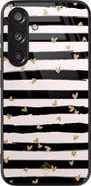 Casimoda® hoesje - Geschikt voor Samsung Galaxy S24 - Hart Streepjes - Luxe Hard Case Zwart - Backcover telefoonhoesje - Zwart