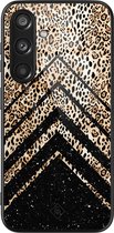 Casimoda® hoesje - Geschikt voor Samsung Galaxy S24 - Chevron Luipaard - Luxe Hard Case Zwart - Backcover telefoonhoesje - Zwart