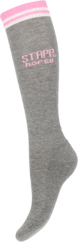 Chaussette d'équitation grise seule, avec une bande rose et le logo 'STAPP horse'.