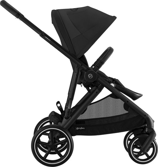Zwarte Cybex Gazelle S kinderwagen met opengeklapte zonnekap.