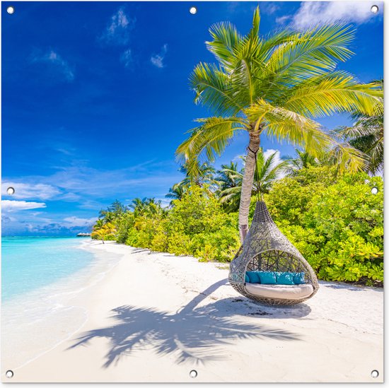 Tuinposter 100x100 cm - Tuindecoratie Strand - Palm - Hangstoel - Poster voor in de tuin - Buiten decoratie - Schutting tuinschilderij - Tuindoek muurdecoratie - Wanddecoratie balkondoek