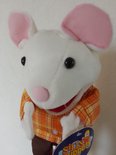 Witte muis handpop met roze oren, gekleed in een geruite oranje blouse.