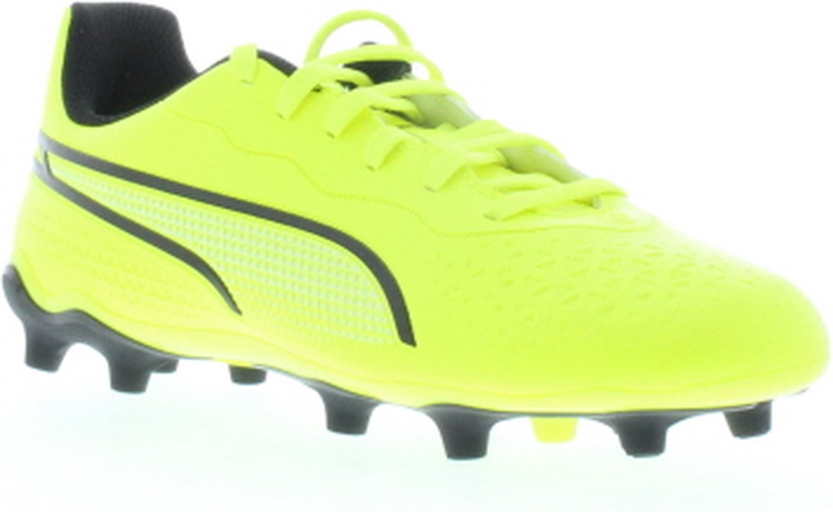 Puma King Match FG/AG Jr voetbalschoenen in electric lime met zwarte details, synthetisch bovenwerk en vetersluiting.
