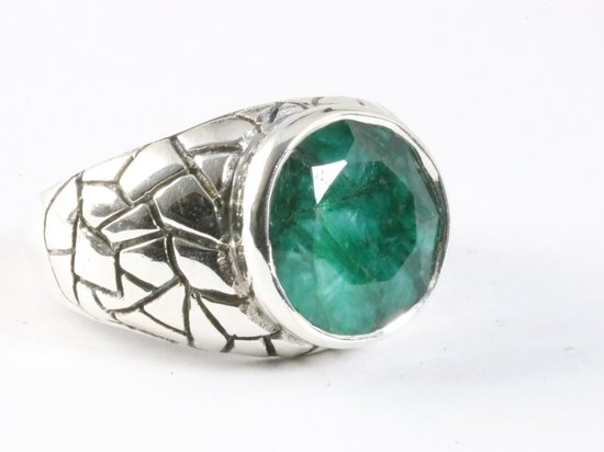 Zware bewerkte zilveren ring met smaragd - maat 23