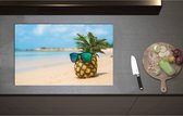 Inductieplaat Beschermer - Ananas met Zonnebril Chillend op het Strand - 80x51 cm - 2 mm Dik - Inductie Beschermer - Bescherming Inductiekookplaat - Kookplaat Beschermer van Wit Vinyl