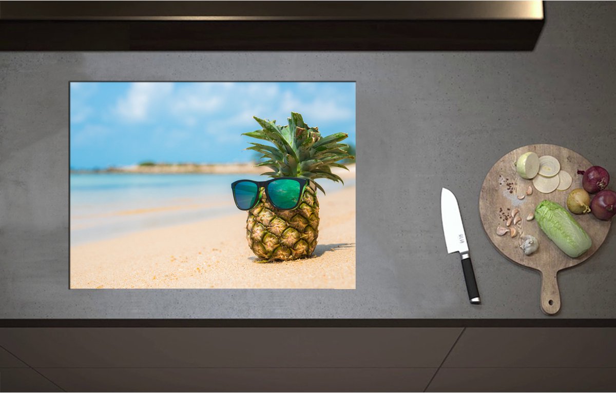 Inductieplaat Beschermer - Ananas met Zonnebril Chillend op het Strand - 70x51 cm - 2 mm Dik - Inductie Beschermer - Bescherming Inductiekookplaat - Kookplaat Beschermer van Zwart Vinyl