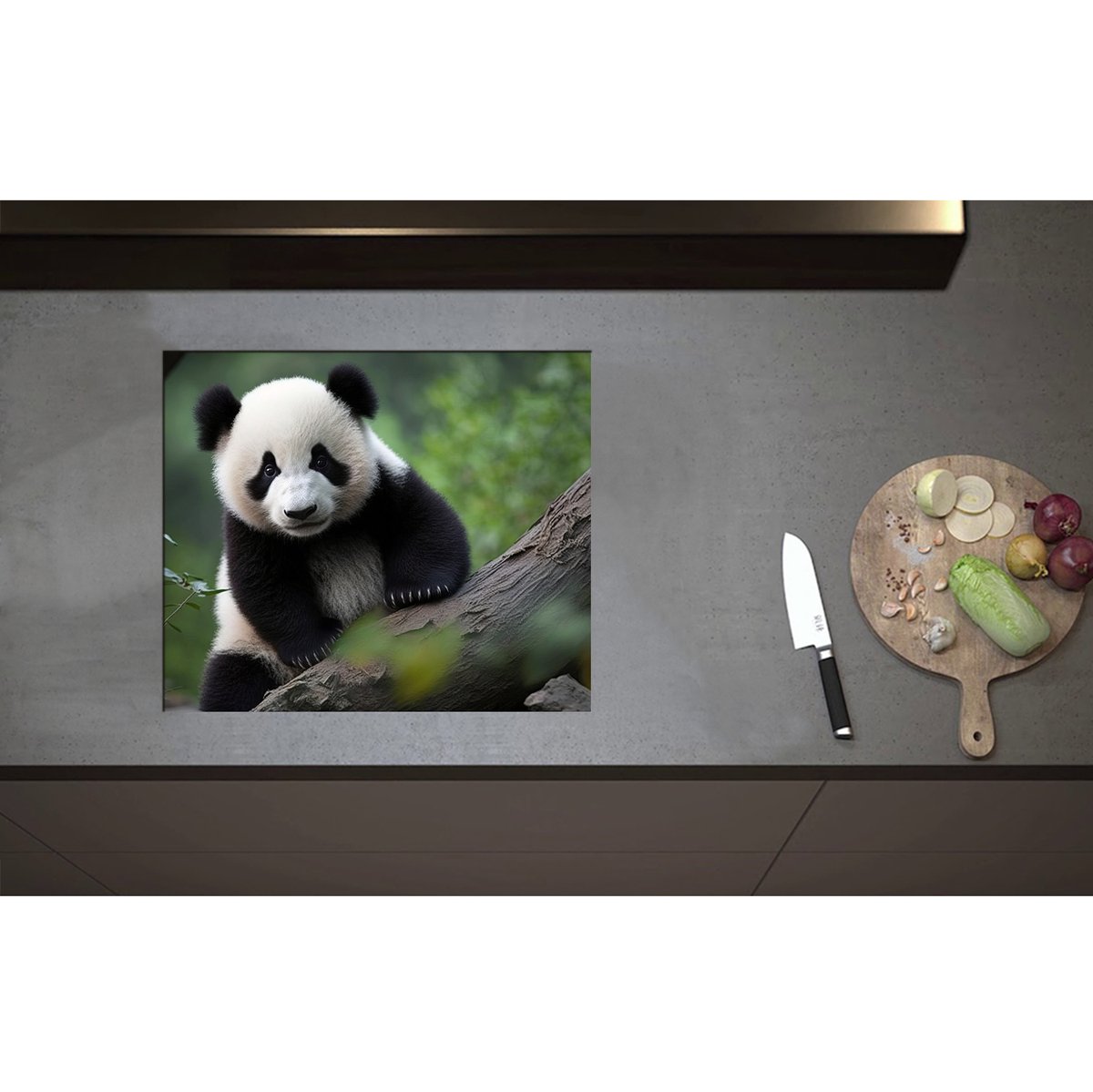 Inductieplaat Beschermer - Aankijkende Panda op Boomstam in het Bos - 59x50 cm - 2 mm Dik - Inductie Beschermer - Bescherming Inductiekookplaat - Kookplaat Beschermer van Zwart Vinyl