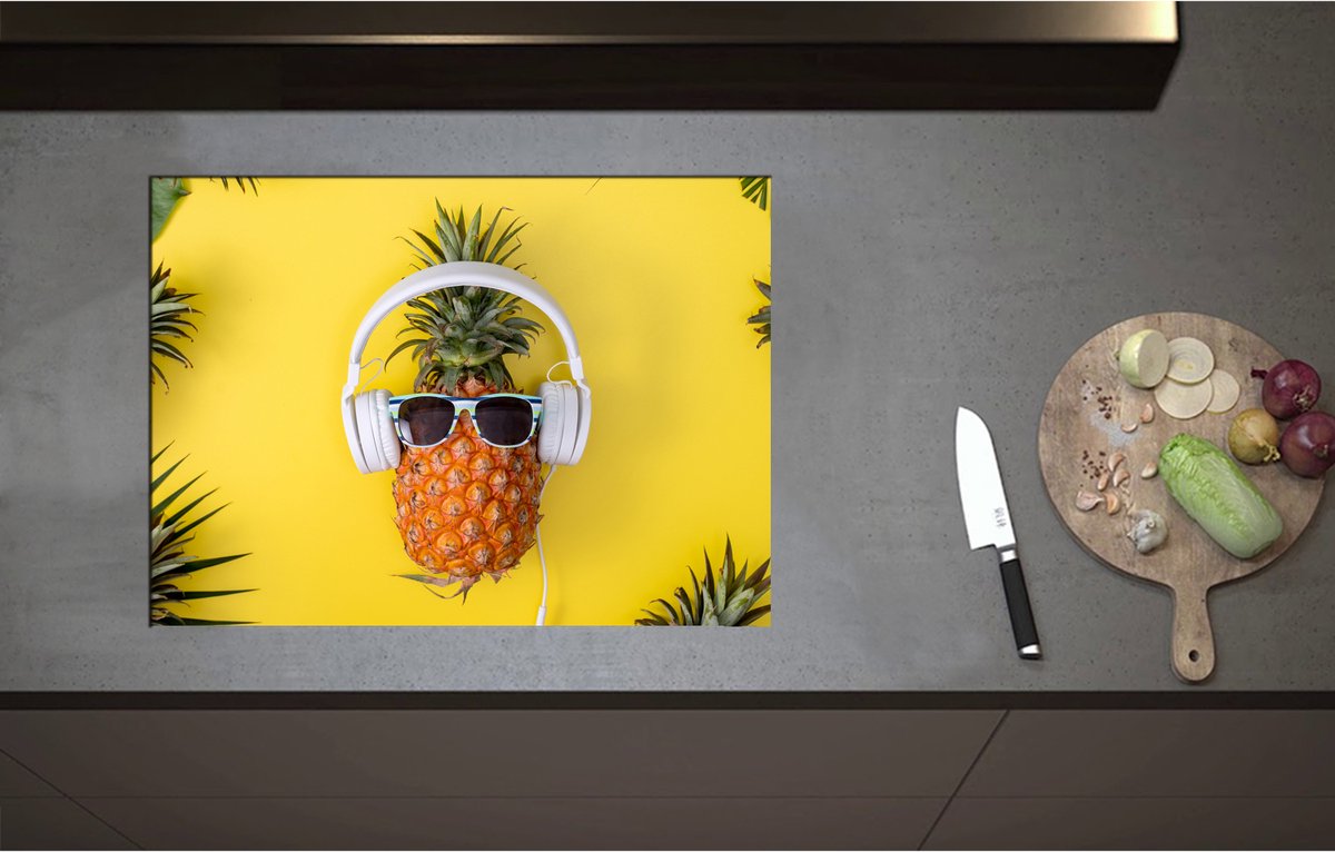 Inductieplaat Beschermer - Ananas met Witte Headset op Felgele Achtergrond - 70x51 cm - 2 mm Dik - Inductie Beschermer - Bescherming Inductiekookplaat - Kookplaat Beschermer van Zwart Vinyl