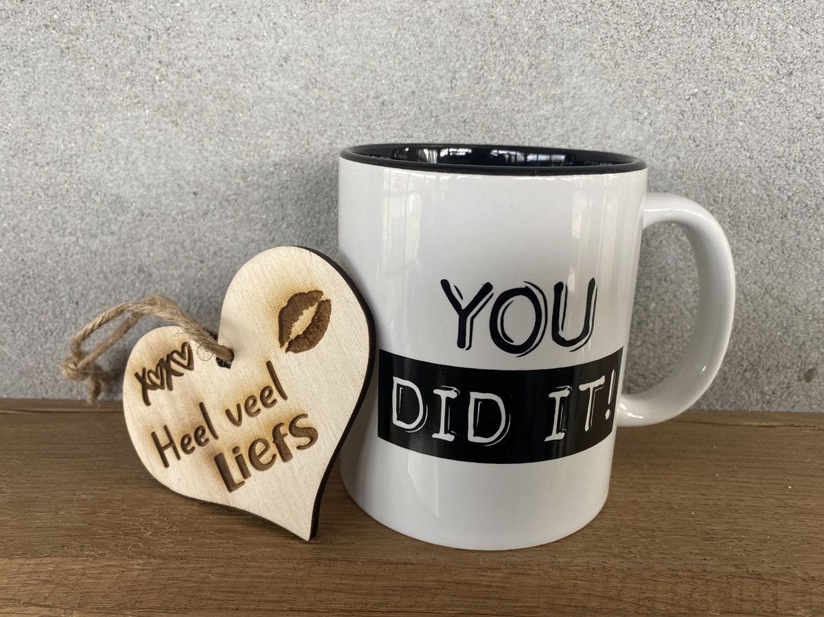 Paperdreams - Beker - Black & White mok - Geslaagd - You did it - met houten hartje Bedankt