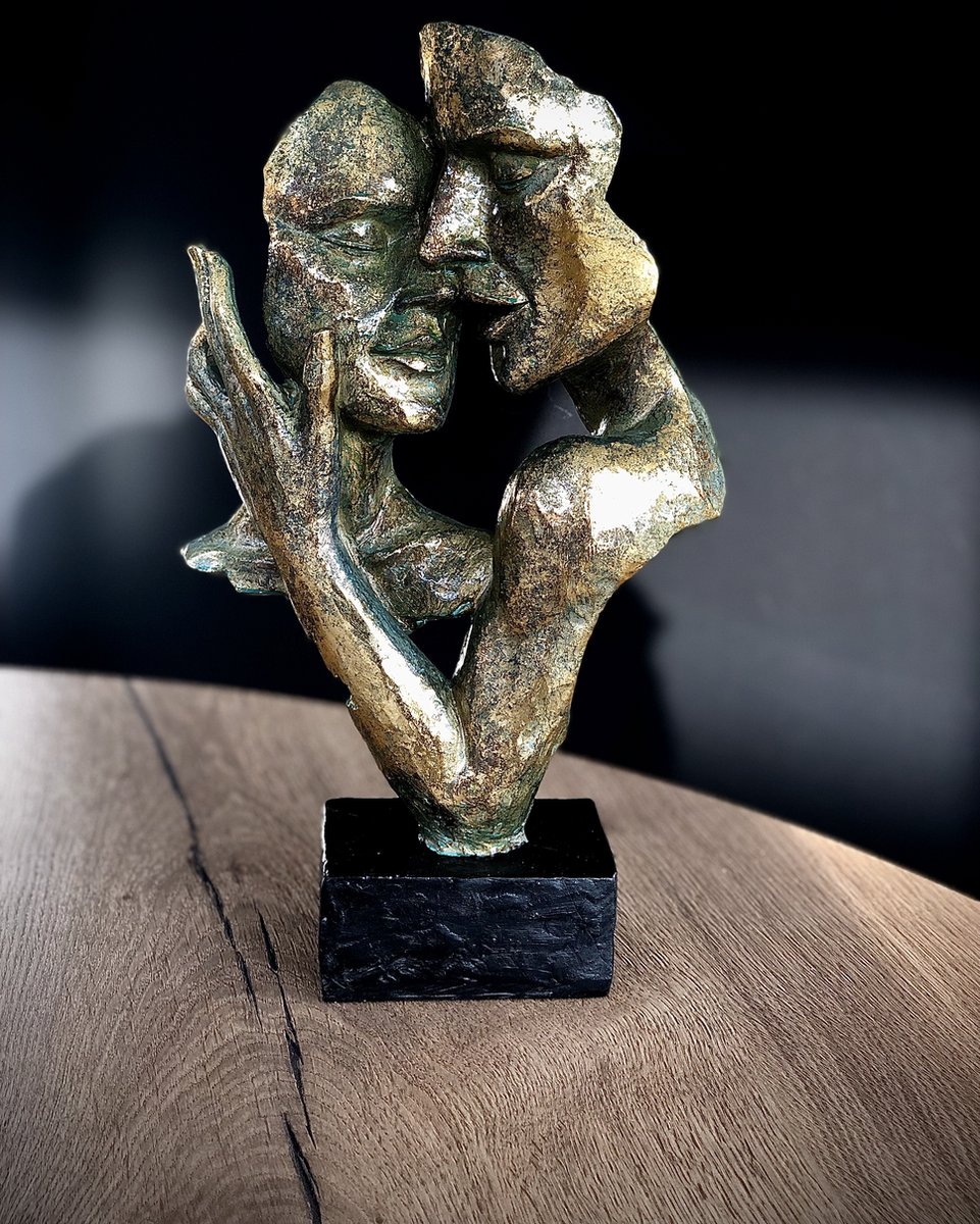 Koppel beeld goudkleur 31 cm hoog - polyresin- kunsthars - mensbeeld - goud - voor binnen - decoratiefiguur - cadeau - geschenk - Valentijn - Moederdag - Kerst - Nieuwjaar
