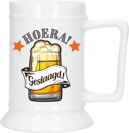 Bellatio Decoration Geslaagd Cadeau Bierpul - oranje - hoera! geslaagd! - keramiek - 530 ml