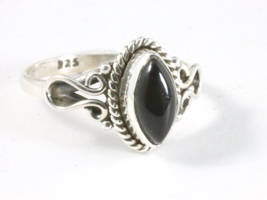 Fijne bewerkte zilveren ring met onyx - maat 15.5
