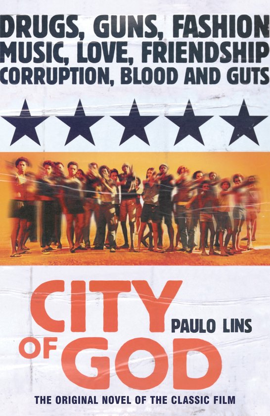 Boekcover 'City of God' met de tekst 'Drugs, Guns, Fashion, Music, Love, Friendship, Corruption, Blood and Guts'. Vijf sterren boven een groep jongeren.