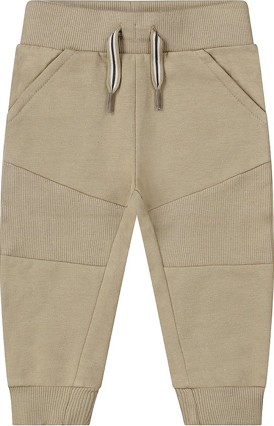 Voorkant van een beige joggingbroek met trekkoord, zakken en geribbelde kniepatches.