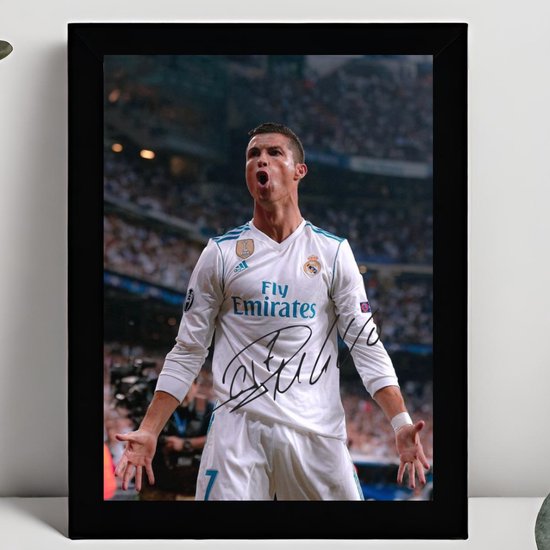 Cristiano Ronaldo CR7 Ingelijste Handtekening – 15 x 10cm In Klassiek Zwart Frame – Gedrukte handtekening – Real Madrid - Juventus - Football Legend - Voetbal - Manchester United FC - Al Nassr - Portugal