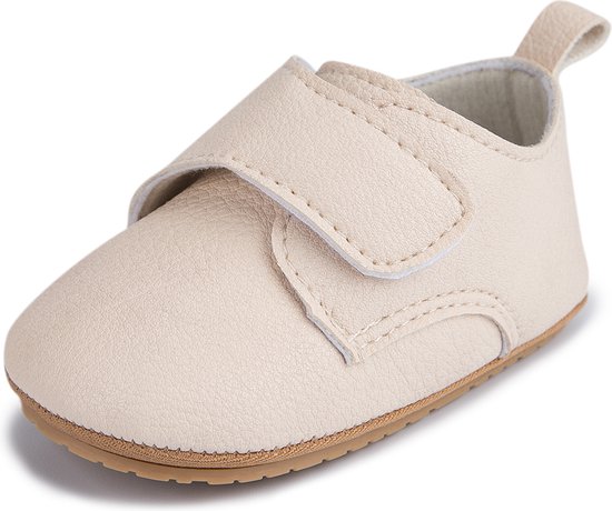 Licht beige baby schoentje van PU leer, van de zijkant, met klittenbandsluiting en bruine zool.