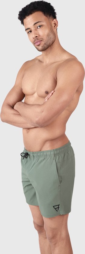 Homme en short de bain vert olive avec cordon de serrage et logo noir sur la jambe, vue de côté.