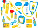 Een verzameling felgekleurd medisch speelgoed, waaronder een hamer, hamer, stethoscoop, spuit, thermometer, flesjes en meer.
