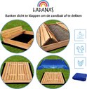 Houten zandbak met banken die dichtklappen, met zeil en grondzeil.