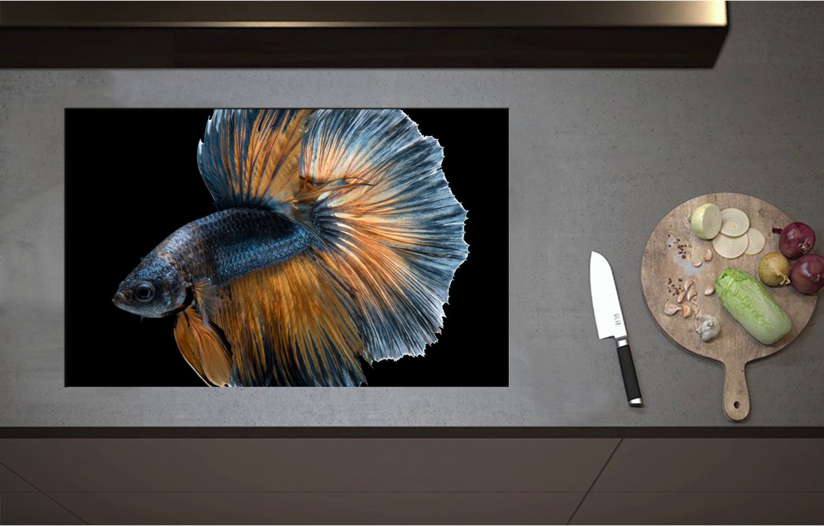 Inductieplaat Beschermer - Blauw met Oranje Vis met Dansende Vinnen tegen Zwarte Achtergrond - 80x51 cm - 2 mm Dik - Inductie Beschermer - Bescherming Inductiekookplaat - Kookplaat Beschermer van Wit Vinyl