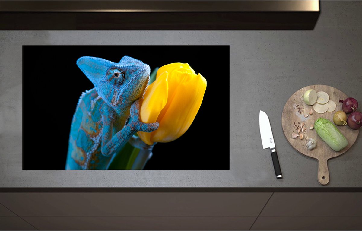 Inductieplaat Beschermer - Blauwe Kameleon op Gele Tulp tegen Zwarte Achtergrond - 85x52 cm - 2 mm Dik - Inductie Beschermer - Bescherming Inductiekookplaat - Kookplaat Beschermer van Wit Vinyl