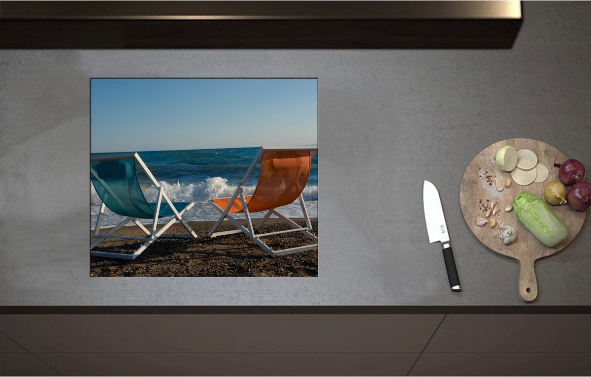Inductieplaat Beschermer - Blauw en Oranje Kuipstoeltje op het Strand aan de Kust - 58x51 cm - 2 mm Dik - Inductie Beschermer - Bescherming Inductiekookplaat - Kookplaat Beschermer van Wit Vinyl
