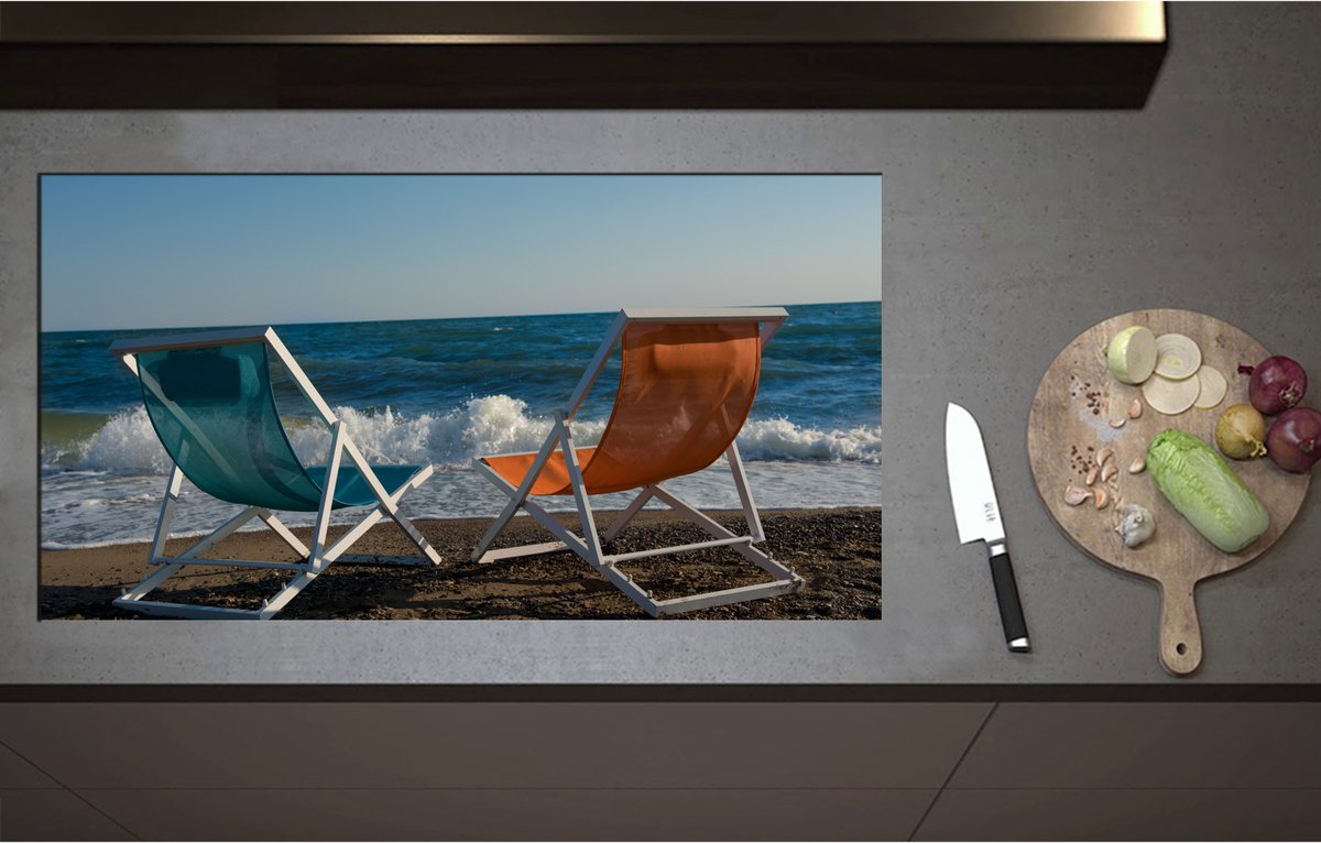 Inductieplaat Beschermer - Blauw en Oranje Kuipstoeltje op het Strand aan de Kust - 95x51 cm - 2 mm Dik - Inductie Beschermer - Bescherming Inductiekookplaat - Kookplaat Beschermer van Zwart Vinyl