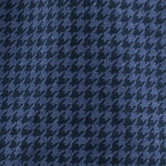 Detail van een donkerblauwe stof met een gedrukt pied-de-poule patroon.