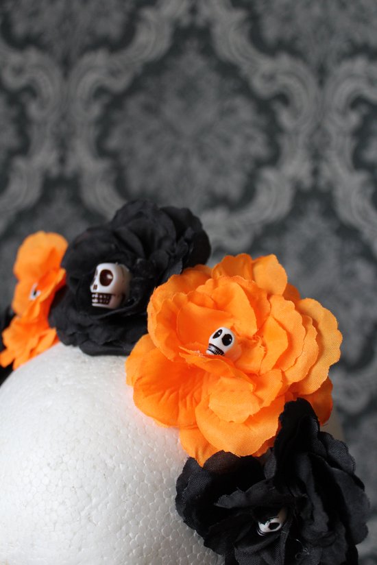 Diadeem met zwarte en oranje bloemen en skulls - Merkloos